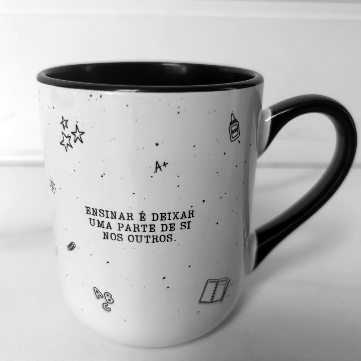 Caneca Ensinar Personalizada Dia dos Professores Alça e Interior Pretos 325ml