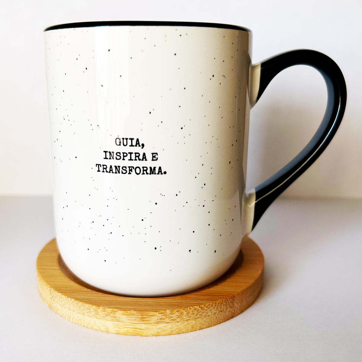 Kit Caneca Borboleta Dia dos Professores 325ml + Porta-Copo de Bambu