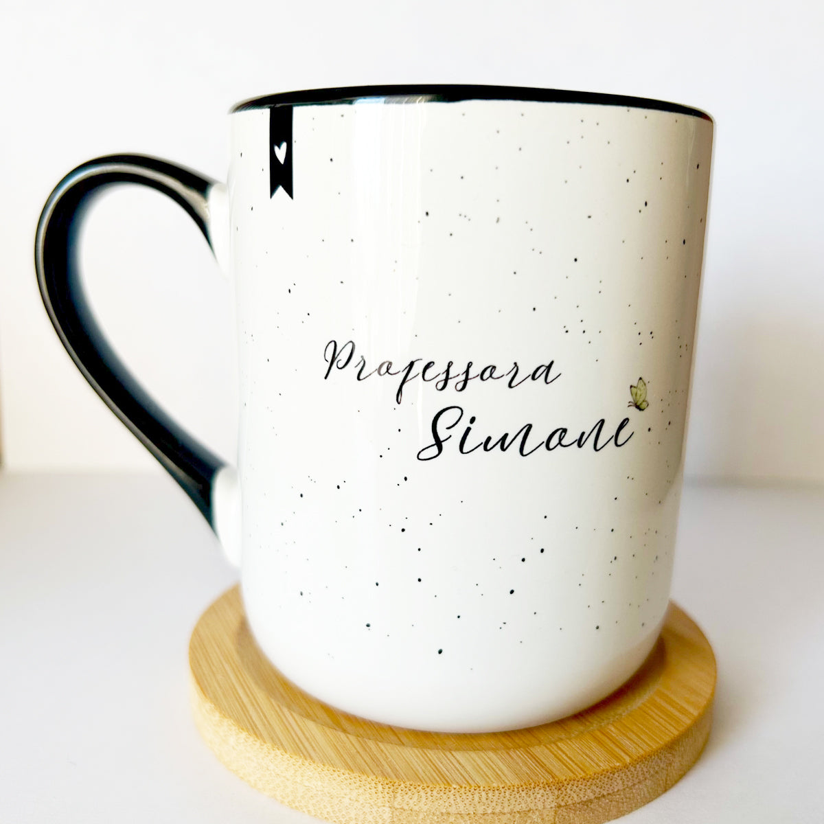 Kit Caneca Borboleta Dia dos Professores 325ml + Porta-Copo de Bambu